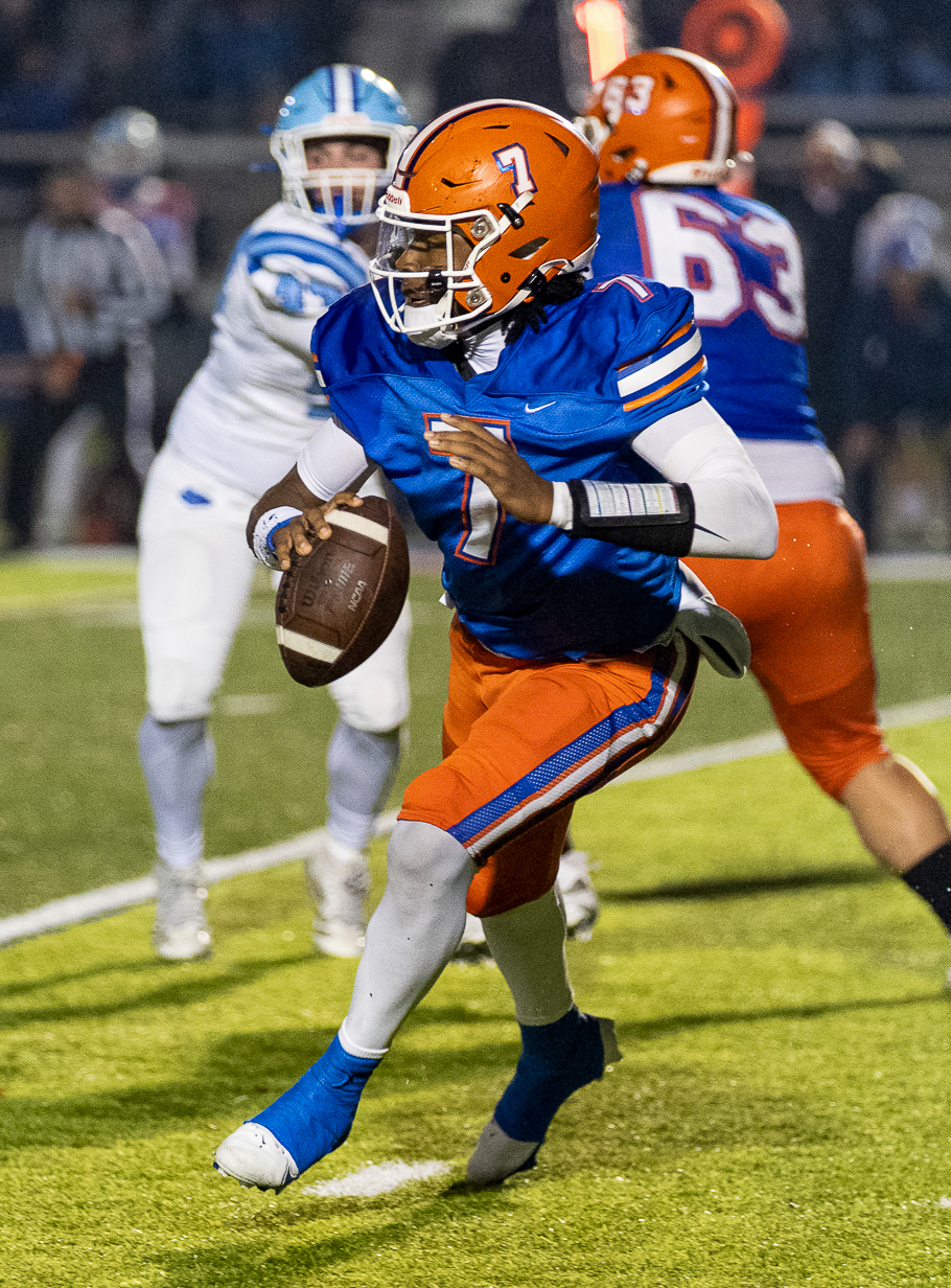 AaronBstories's tweet card. Levi Davis passed for 255 yards and two touchdowns and rushed for 87 yards and two more scores as top-seeded Olentangy Orange shook off a slow start to put away Olentangy Berlin. Lewis Center, OH...