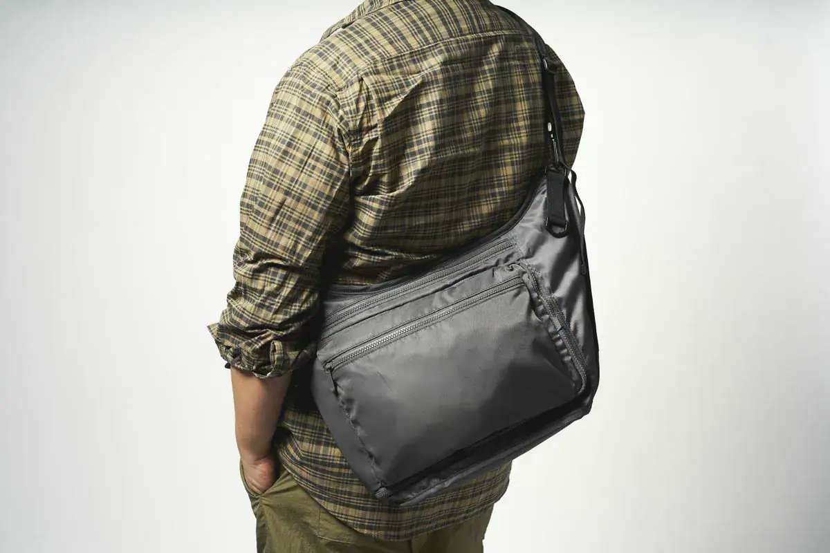 MonoMaxWEB's tweet card. 2025年10月の「ショルダーバッグ編」人気記事BEST3をご紹介します。栄えある1位は、1,900円という驚きの価格で圧倒的な収納力を誇るワークマンの「アーバンマルチストレージショルダー」でした。2位には、完売→再入荷を繰り返すナンガやブリーフィングなどの「爆売れバッグ」がランクイン。3位は、編集長が太鼓判を押すユニクロ：シーの「ソフトパフィーショルダーバッグ」 。高コスパで実力派ぞろいの...