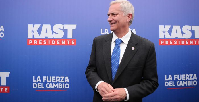 elmostrador's tweet card. Es ilusorio pensar que las expectativas positivas en materia de inversión puedan cristalizar fácilmente si Kast ganara. Se abre el riesgo de que se repita el gran problema que enfrentaron las dos...