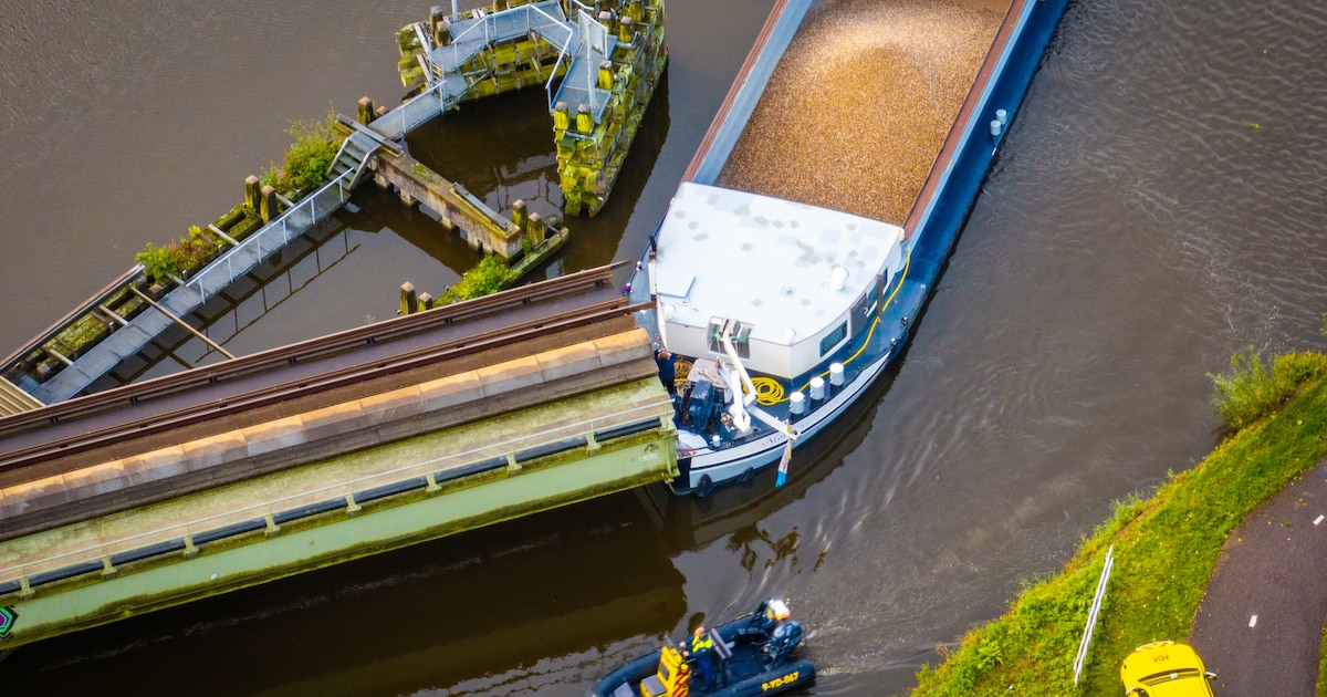 ukevb's tweet card. Een vrachtschip geladen met grind heeft vanochtend rond 07.00 uur de Gouwespoorbrug in Alphen geramd. Hierdoor is het treinverkeer tussen Utrecht en Leiden ernstig ontregeld. ,,We hoorden de schipper...