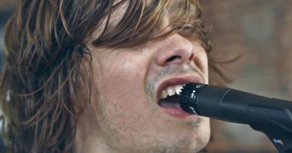 SPOOR_8's tweet card. ‘Yo!’ Wanneer Steak Number Eight-zanger Brent Vanneste ons aan de telefoon begroet, davert het parket onder onze voeten en overwegen wij even – onze fles water begint vervaarlijk richting tafelrand...