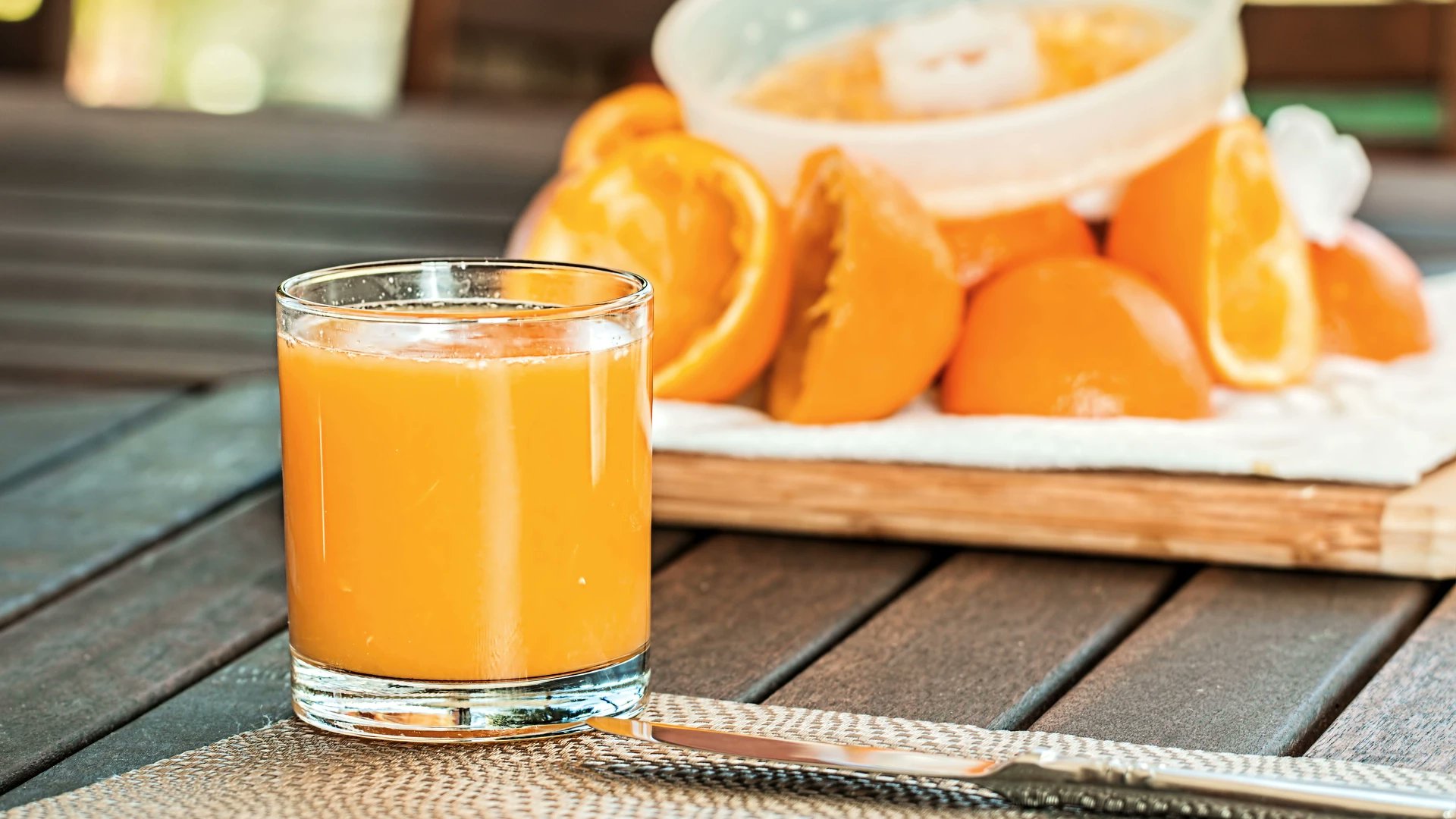 computer_zive's tweet card. Dvě sklenice pomerančového džusu denně tlumí geny způsobující záněty v těle • Hesperidin v džusu funguje jako přírodní lék proti oxidativnímu stresu buněk • Tělo reaguje na džus různě podle toho,...