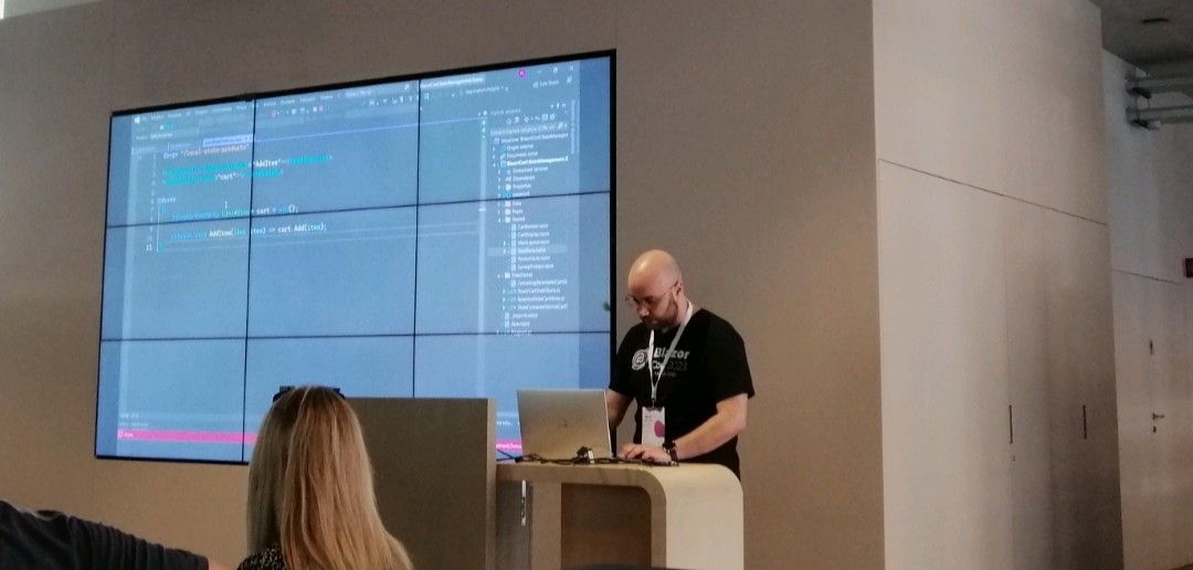 nicola_paro's tweet card. On stage Fabio Spaziani a #BlazorConf2023, shows us some strategies for handling the state in our #blazor apps.