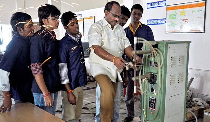 TamilTheHindu's tweet card. திருச்சி: ‘தமிழகம் முழுவதும் பாலிடெக்னிக் மாணவர்களுக்கு ஒரே நேரத்தில் நாள் முழுவதும் ஆன்லைன் வகுப்புகள் நடத்துவது என்பது மணலை கயிறாக திரிப்பதற்கு சமம்’ என்று தம