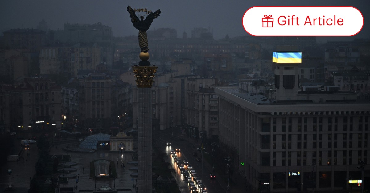 anneapplebaum's tweet card. Who will benefit from the White House’s 28-point proposal for Ukraine?