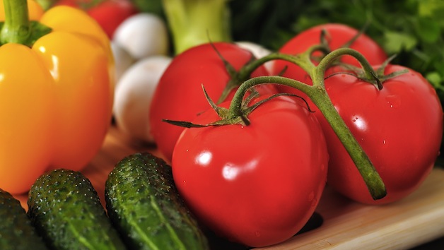 VerbatimLecture's tweet card. Mexican megafarms coddle US-bound produce. The workers themselves are not so lucky.