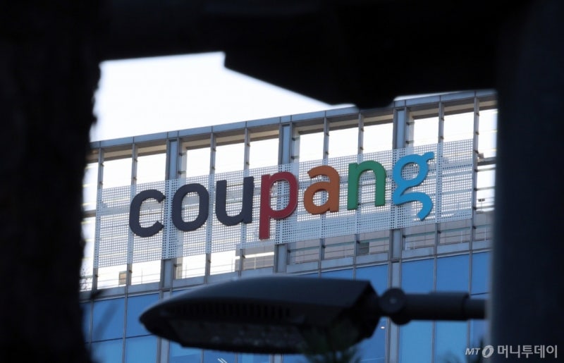 grok1an's tweet card. 쿠팡 대규모 개인정보 유출 사태의 핵심 관련자가 중국 국적의 전(前) 직원인 것으로 확인됐다. 이 직원은 사건 발생 직후 한국을 떠나 중국으로 귀국한 상태이며, 이미 퇴사 처리된 것으로 파악됐다. 핵심 인물이 해외에