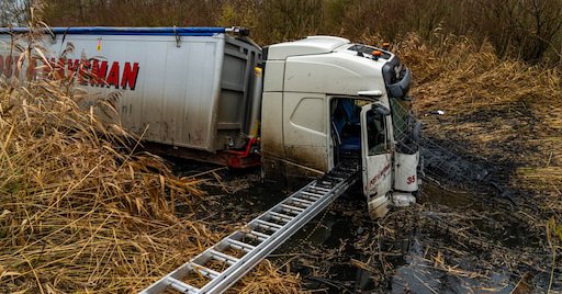 Vrachtwagen belandt in sloot in Zeewolde