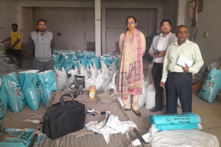 ruralvoicein's tweet card. छापेमारी के दौरान मौके पर बड़ी मात्रा में नकली खाद, खाली कट्टे और पैकिंग सामग्री पकड़ी गई। फर्जी खाद को नामी कंपनियों के कट्टों में भरकर बाजार में भेजा जा रहा था। मौके से नकली खाद के 450 कट्टे जब्त...