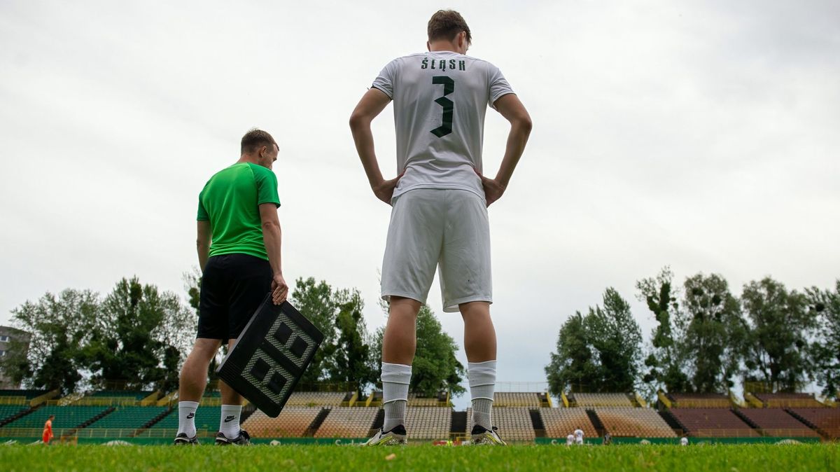 Slasknet's tweet card. Urazy i kontuzje podstawowych graczy to duża szansa dla młodych i nowych zawodników, którzy wcześniej nie mieli większych okazji, by grać. Taka sytuacja przydarzyła się w drugiej drużynie Śląska...