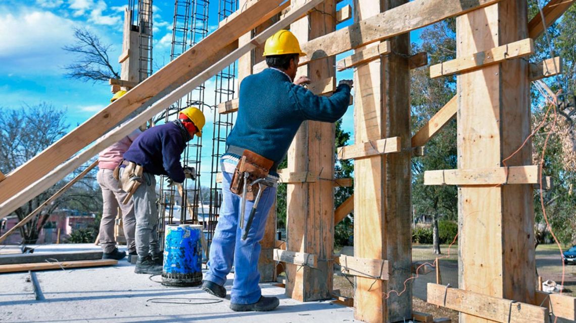 hernanpablo's tweet card. Un modelo que ajusta, fragmenta y endeuda, esta película ya la vimos