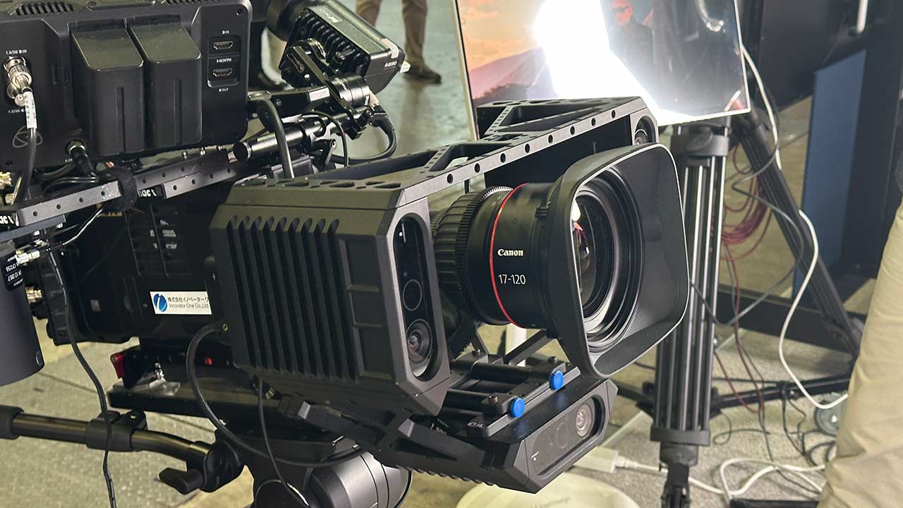 pronews's tweet card. InterBEE2025において、株式会社イノベーターワンが最新のバーチャルプロダクション技術と、3次元撮影デバイス「zLense」を駆使したソリューションを展示した。ブースでは、LEDパネルに投影された富士山や街並みの映像を背景に、実物のバイクとモデルを配置した実演デモンストレーションが行われ、スタジオ撮影における新たな可能性が示された。このシステムにおける最大の特徴は、LEDパネルが設置...