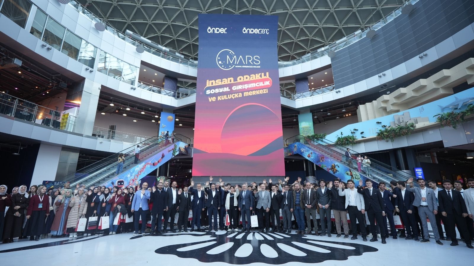 YeniMeramGazete's tweet card. Konya Bilim Merkezi'nde 7 ilden 120 öğrencinin katılımıyla gerçekleştirilen proje kapsamında öğrencilerin farklı sektörleri deneyimleyerek kariyerlerinin desteklenmesi hedefleniyor. ÖNDER Genel...