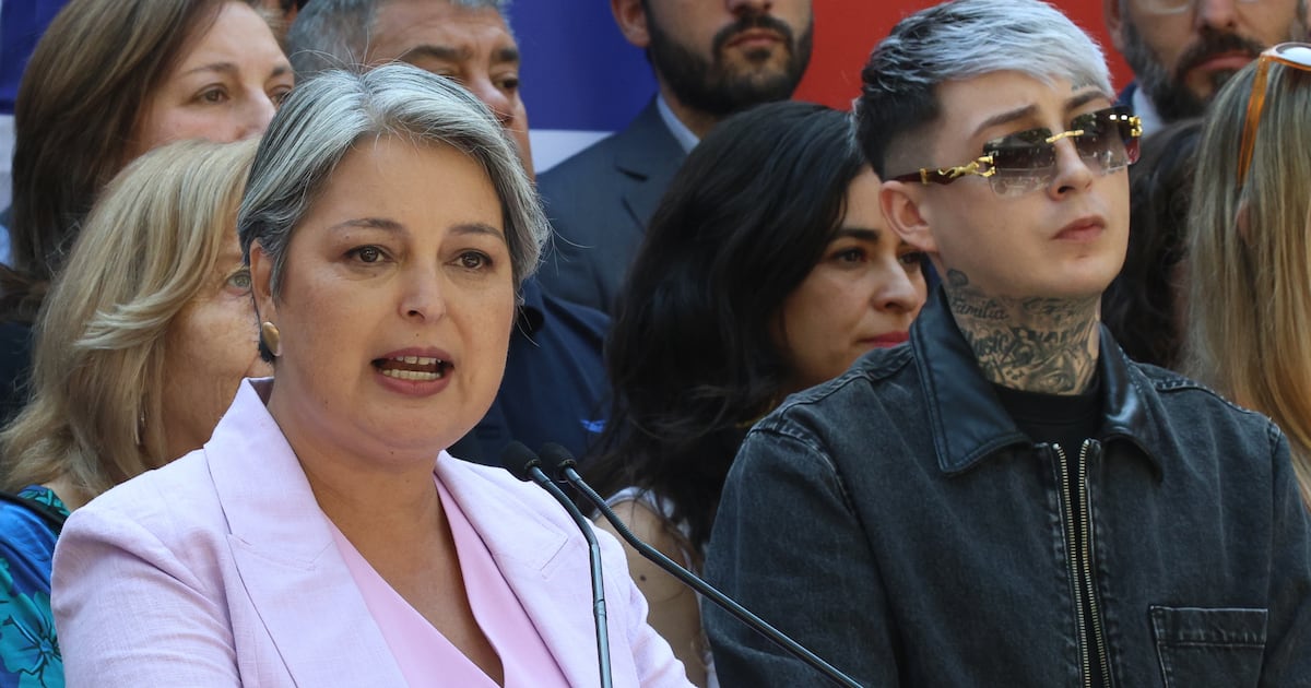 latercera's tweet card. El cantante urbano, cuyo nombre es Patricio Oñate, deberá enfrentar un juicio simplificado el próximo 1 de diciembre, luego de que la Fiscalía lo acusara del delito de lesiones por agredir a su...