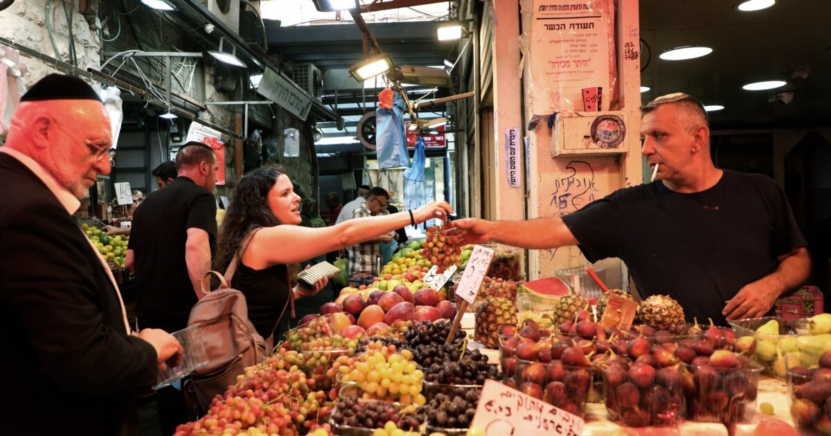 OryaMaqboolJan's tweet card. Transaction involves Pakistani-Jewish businessman Fishel BenKhald and three Israeli businesspeople, American Jewish Congress says