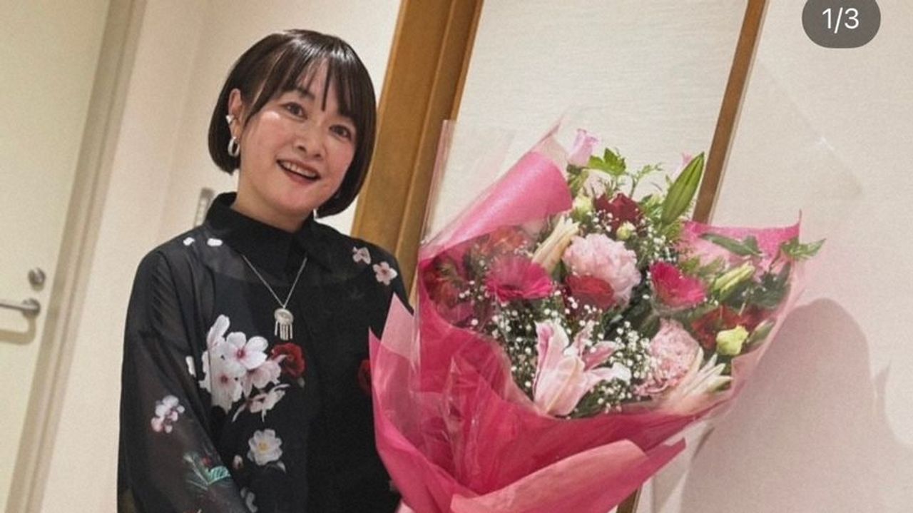 YahooNewsTopics's tweet card. アニメ「ONE PIECE」の主題歌で知られる歌手の大槻マキが29日、公式サイトを更新。28日に中国・上海で開催された「バンダイナムコフェスティバル2025」のパフォーマンス中に歌唱を中断したことを