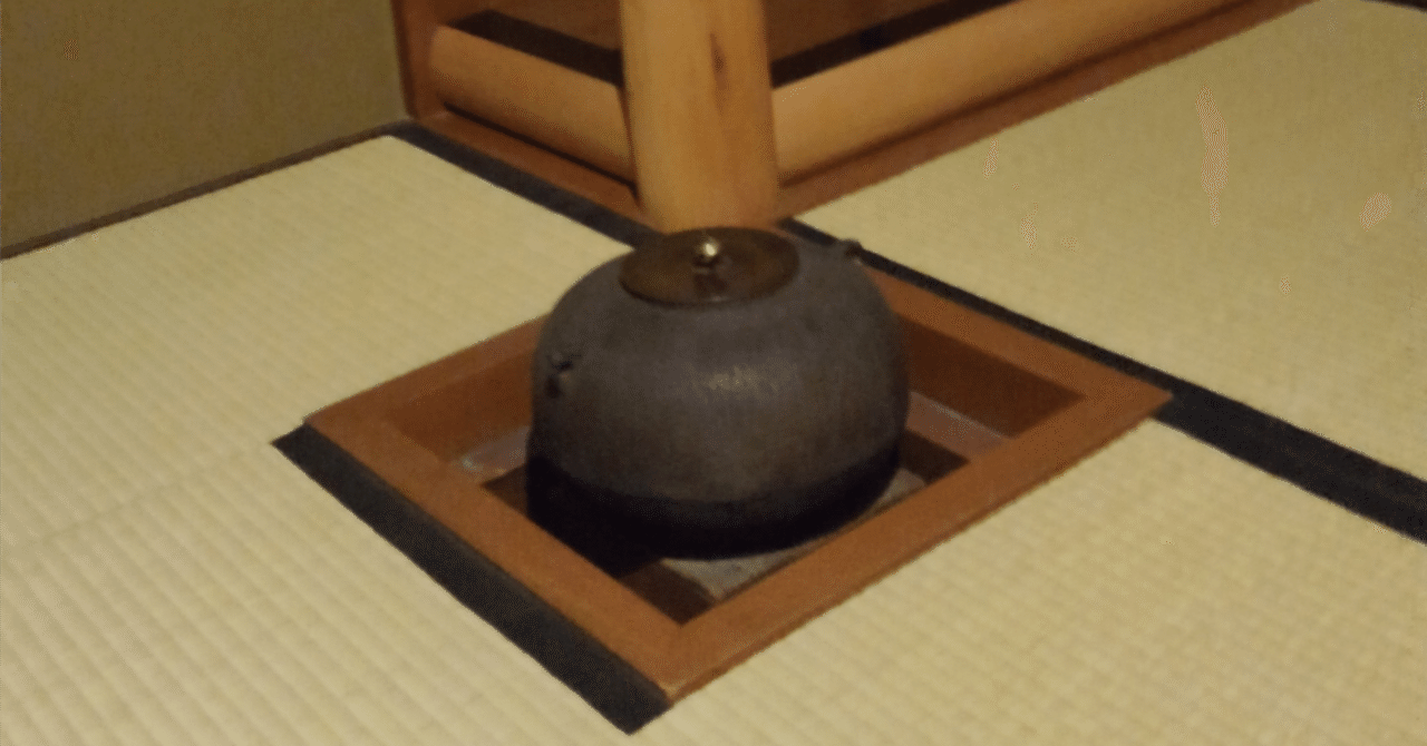 shinentata's tweet card. 「茶でもしばくか」 「部長、どうしたんですか。急に」 「いや、急にお茶が飲みたくなったんだよ」 「コンビニで買ってきますか？」 「そんなのは茶じゃないよ」 「え、じゃあどんなのがいいんですか？」 「『文学茶釜』にするか」 「え、ぶ、文学茶釜ですか？何ですか？それは」 「まあ、ついてきな」 部長はそう言って部下を連れて、会社の社長室の横にある茶室へ入った。 「これだよ。会社のものなんだが、これ...