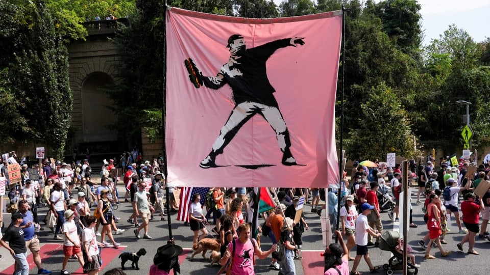 srfnews's tweet card. Laut einer Studie erreicht die Polarisierung weltweit einen Höchststand. Hass und Wut werden auch für Firmen zum Risiko.