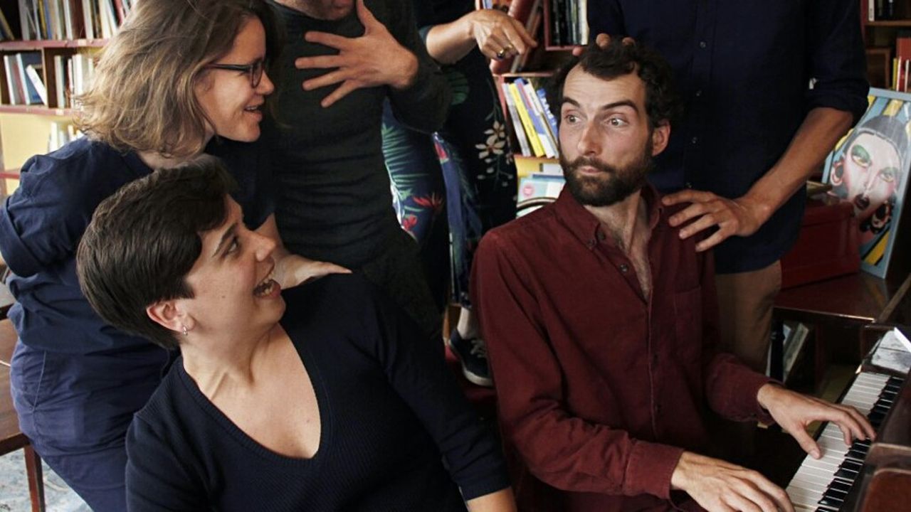 EchosStart's tweet card. TEMOIGNAGE// Arthur Binois, 30 ans, a trouvé son équilibre entre sa vie d'artiste le soir et son travail salarié en journée. Et il n'en changerait pour rien au monde.