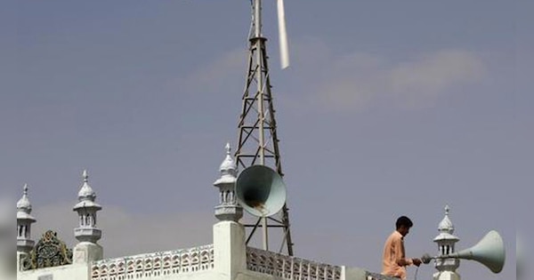 ZeeNews's tweet card. Loudspeaker Controversy: नासिक के पुलिस कमिश्नर का कहना है कि ये फैसला शहर में कानून व्यवस्था को बनाए रखने के लिए किया गया है. हनुमान चालीसा या भजन बजाने के लिए अनुमति लेनी होगी.