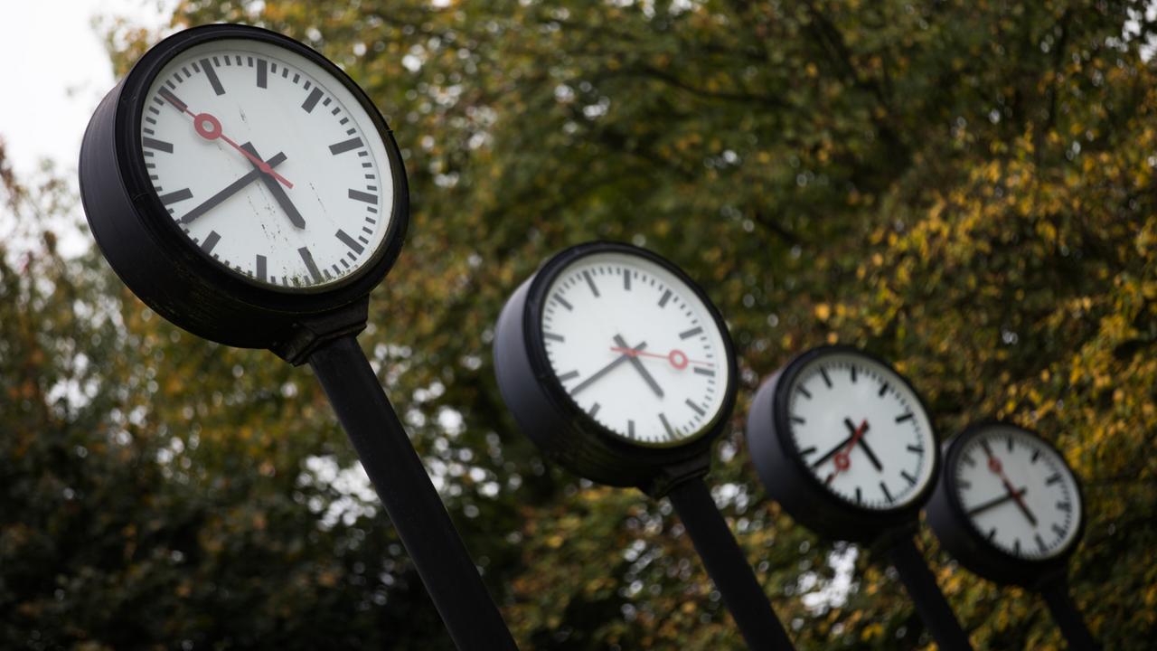 TabPubNet's tweet card. Seit Juli können die EU-Bürger im Internet über die Abschaffung der Sommerzeit abstimmen. Die Umfrage kommt gut an: Zur Halbzeit haben bereits mehr als eine Million Menschen teilgenommen.