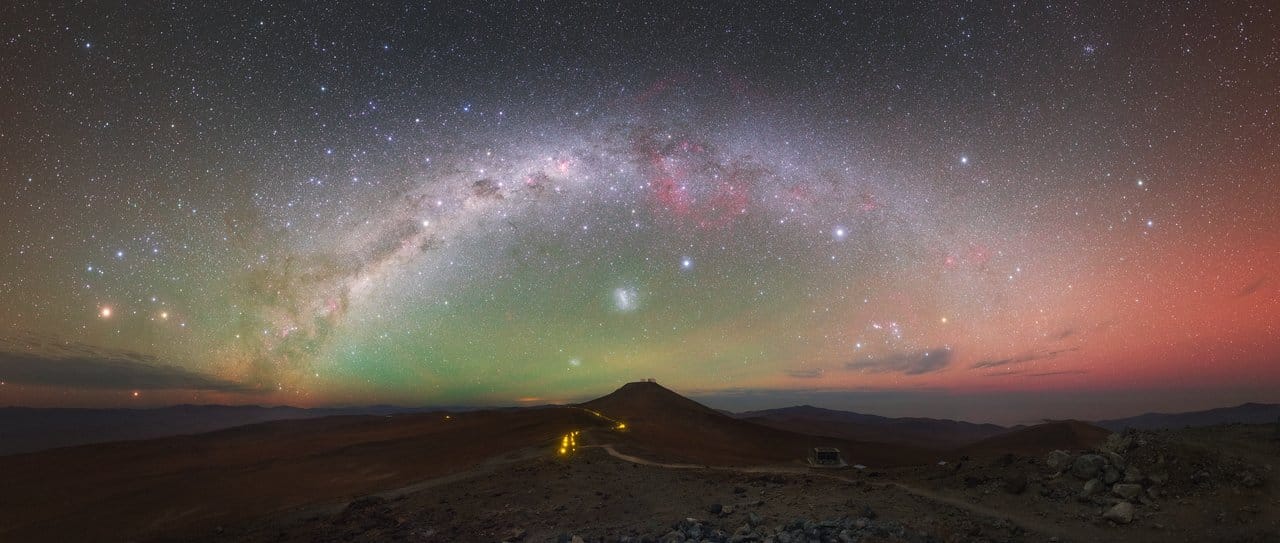 Projeto_LP's tweet card. Publicado no ESO Os vários observatórios do ESO no Chile – Paranal, La Silla e Chajnantor – apresentam invejáveis níveis baixos de poluição luminosa. No entanto, o céu raramente se encontra complet...