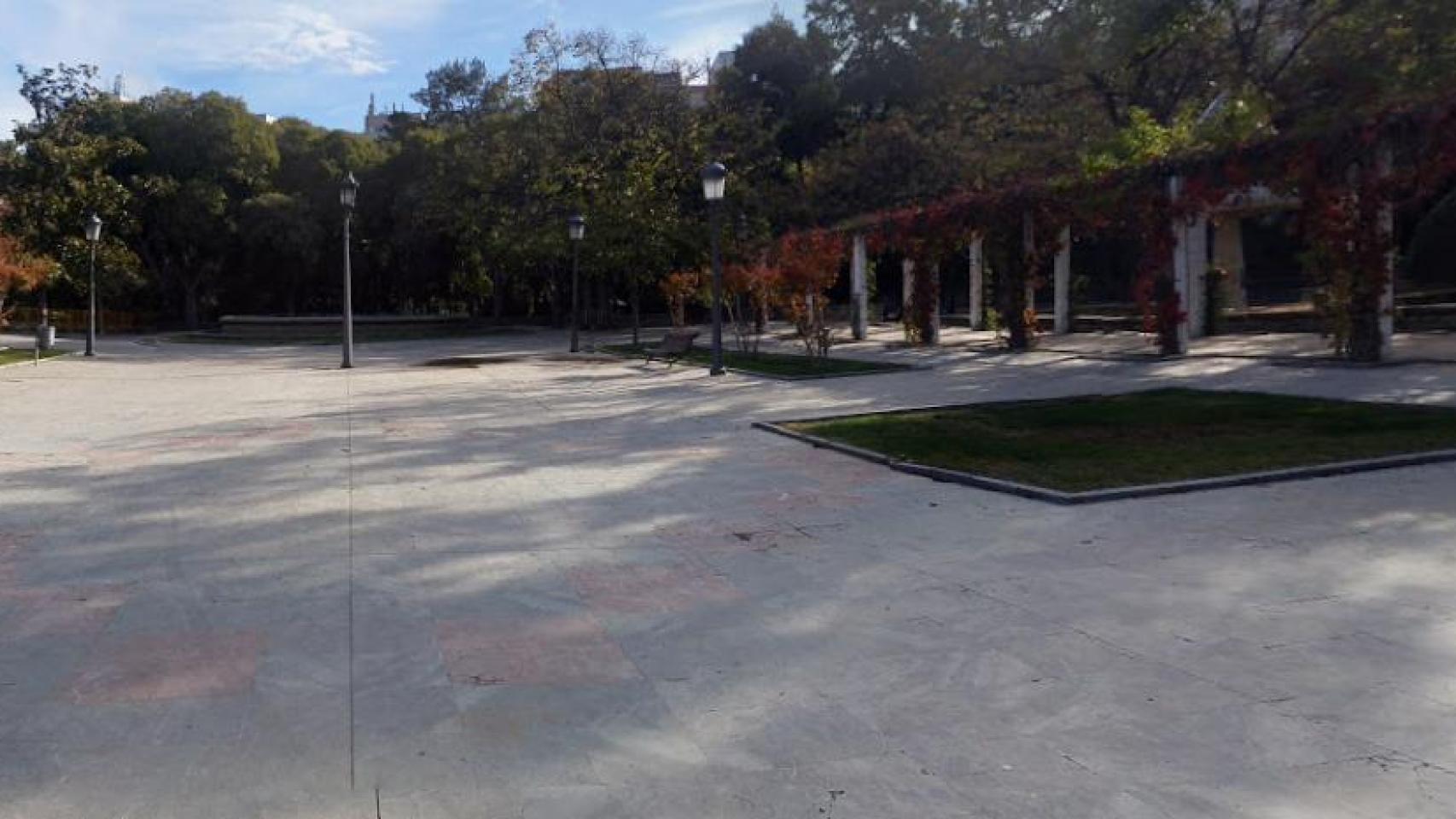 elespanolcom's tweet card. Ambos cadáveres se han localizado en el parque de la Concordia, en el centro de Jaén capital, este sábado sobre las 1.30 horas. Más información: El colegio de Sandra Peña mantendría su concierto...