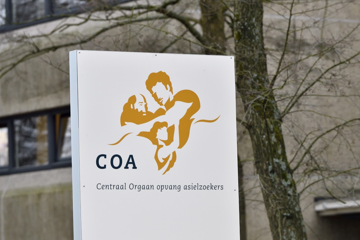 NieuwRechtsNL's tweet card. Terwijl ongeveer 200.000 Nederlandse huishoudens wachten op een sociale huurwoning, zien steeds meer ambtenaren van binnenuit hoe dat systeem wordt uitgehold. In de grote steden krijgen statushouders