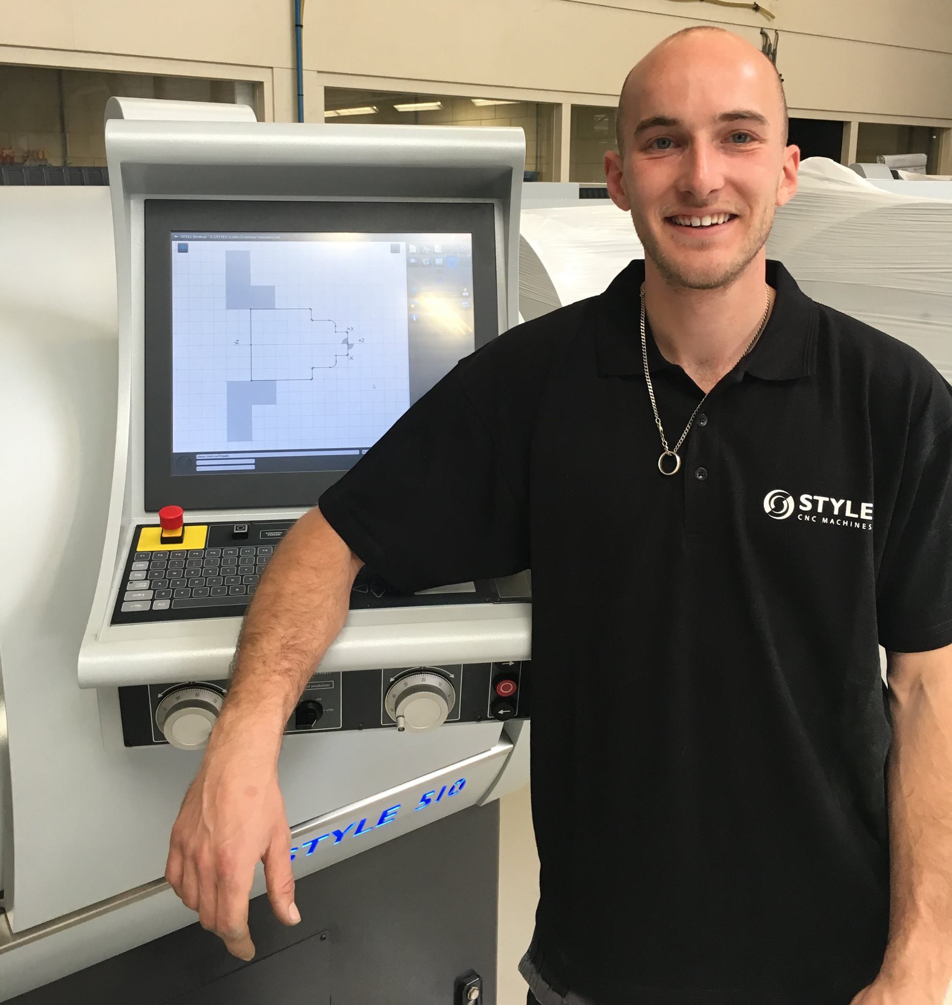 STYLECNCMachine's tweet card. Juliaan de Graaf is onderhoudsmonteur en zorgt ervoor dat de machines van STYLE op locatie onderhoud krijgen.