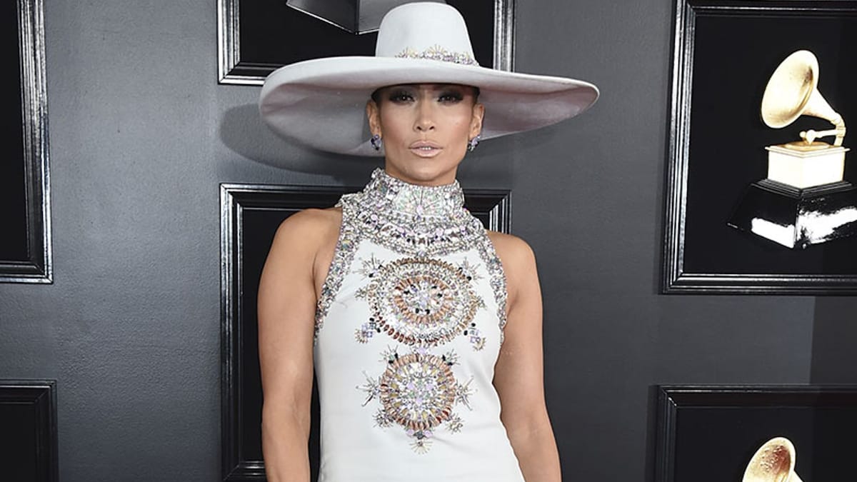 ModaGirona's tweet card. Descubre los mejores looks de la alfombra roja de los Premios Grammy 2019. En su 61ª edición, estas han sido algunos vestidos y elecciones de invitadas que más se han comentado.