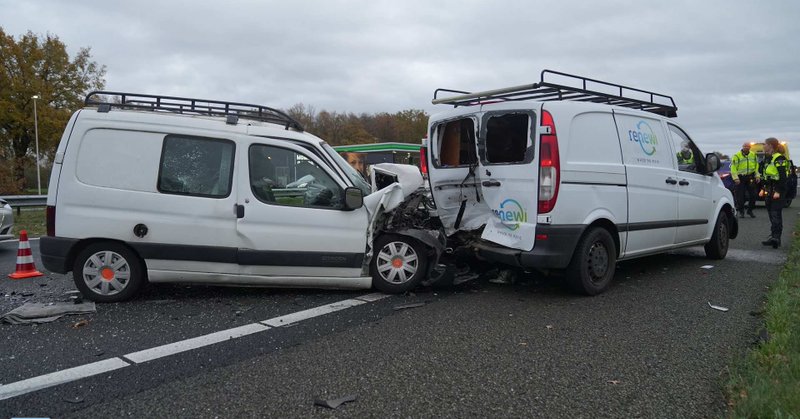 Kop-staartbotsing met drie voertuigen op A2 bij Weert