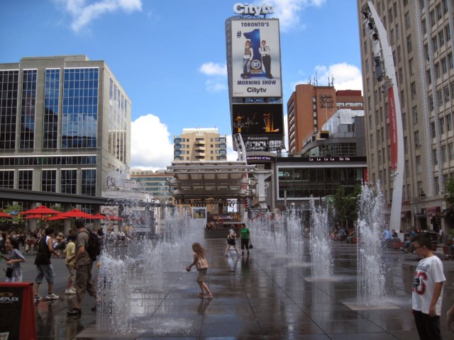 anaoreilly's tweet card. Abrí un diario de viaje al azar y salió el lunes 19 de julio de 2010 en Toronto. Llegué a conocerla basante bien entre 2009 y 2010 porque mi marido estaba trabajando para Bell Canada y yo iba y ven…