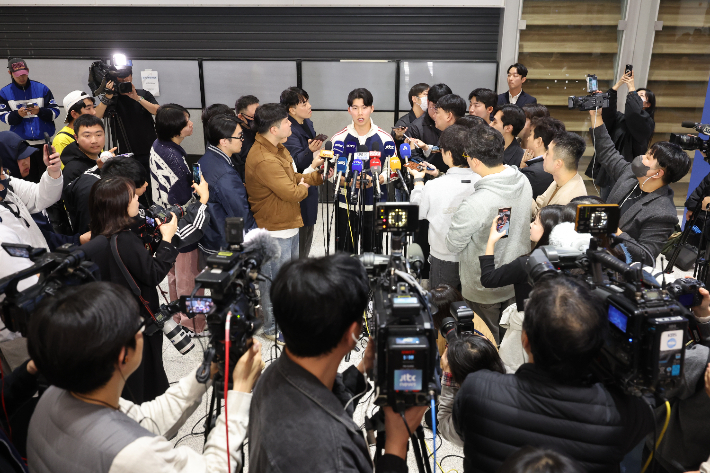 nocutnews's tweet card. 미국 프로야구(MLB) LA다저스 소속의 김혜성이 아버지의 '빚투' 논란과 관련한 '인터뷰 중단' 사태에 대해 처음 입장을 밝혔다. 그는 해당 입장문에서 잇따라 사과하는 등 고개를 숙였다. 김혜성은 22일 오후 자신의..