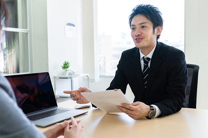 shiotakagome's tweet card. 水を向けるの意味、語源、由来を解説。相手の関心を自分の方向に誘うこと。霊を呼び出す巫女の儀式から発生した表現。