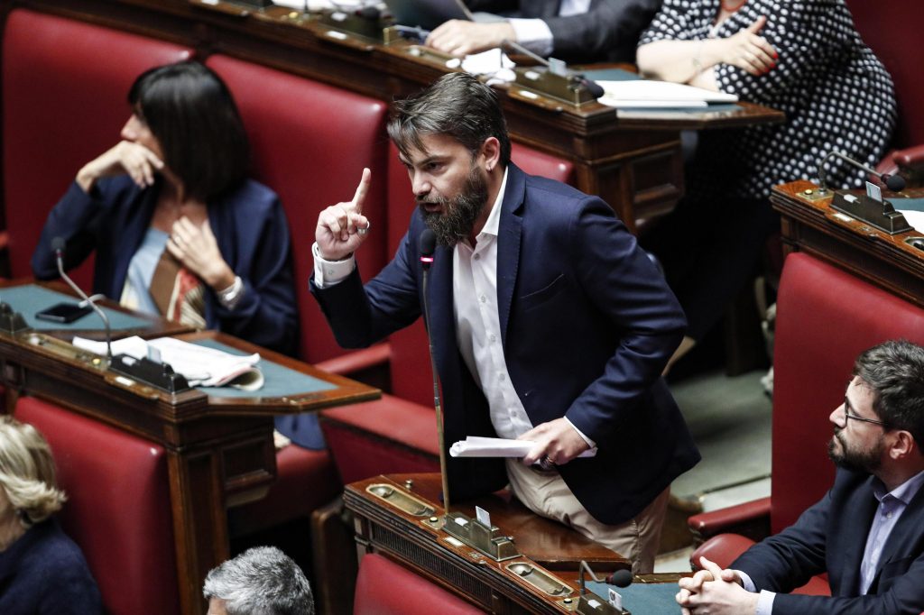 valigiablu's tweet card. Ma il problema della Lega è diretta conseguenza di come la giunta guidata da Fontana ha gestito la pandemia, non di un complotto ordito da campani, pugliesi e abruzzesi, tutti uniti dall'odio verso...