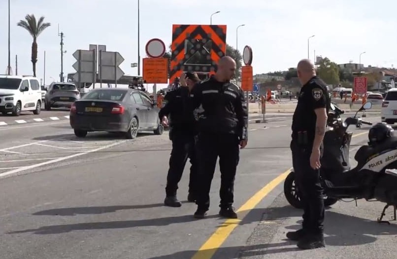 haOlam_de's tweet card. Ein palästinensischer Angreifer versuchte am Dienstagnachmittag, einen Polizisten auf der Straße zwischen Jerusalem und Ma’aleh Adumim zu überfahren, bevor er floh.