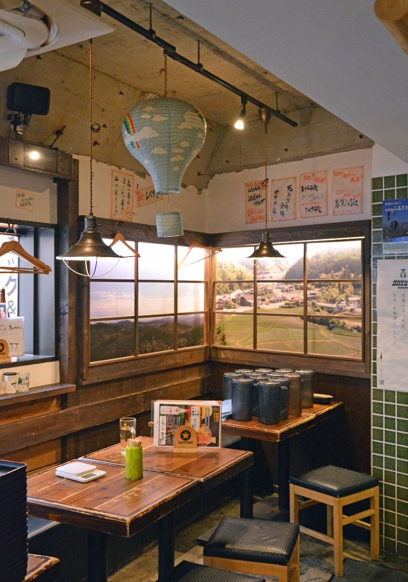 sagashimbun's tweet card. 佐賀の食材を多くメニューに取り入れ、看板に「三瀬村」「佐賀」の文字も掲げる居酒屋が東京、大阪にある。初出店してから12年で、新型コロナ禍を乗り越え、系列店は12店舗に拡大している。店舗は佐賀市に「物産販売協力店」として認定され、観光PRにも一役買う。たびたび佐賀を訪れる合掌（がっしょう）智宏社長（47）は「好調なのは佐賀の生産者、食材のおかげ。料理とともに佐賀の良さをもっと伝えることで、佐賀...