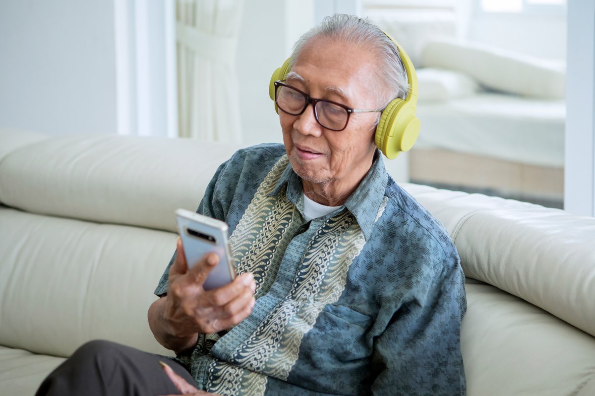 AssuredAL's tweet card. Discover how digital tools help seniors stay connected with loved ones. Learn about user-friendly tech and health benefits in assisted living communities.