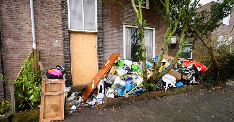 Hulpdiensten bevrijden man uit zwaar vervuilde woning in Dordrecht