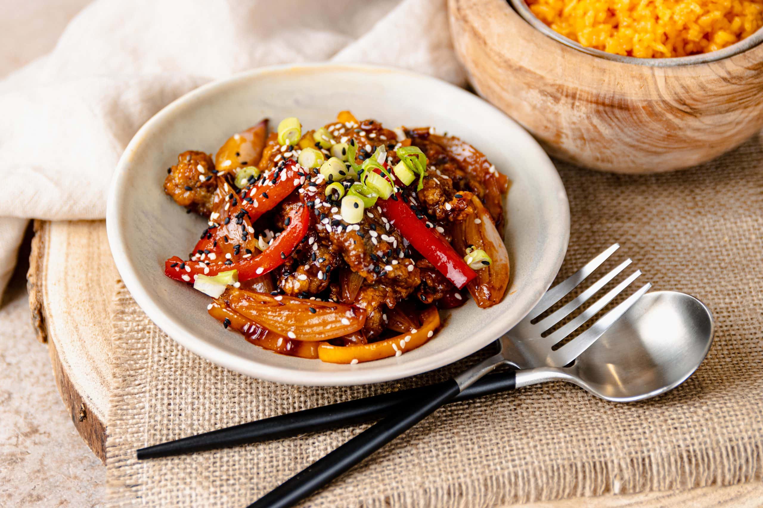 HeerlijkeHappen's tweet card. Ontdek crispy beef in zoetzure saus, een heerlijk gerecht met Iers rundvlees en Chinese smaken, klaar in 35 minuten.