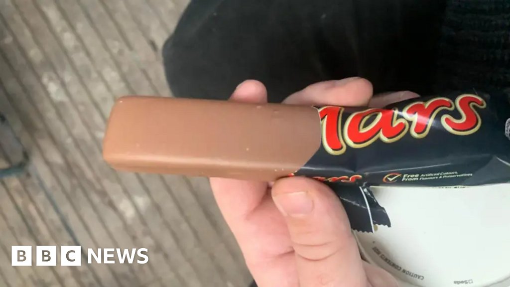 BBCNews's tweet card. Mars Wrigley UK says the smooth bar "slipped" through and confirmed the swirl is being kept.