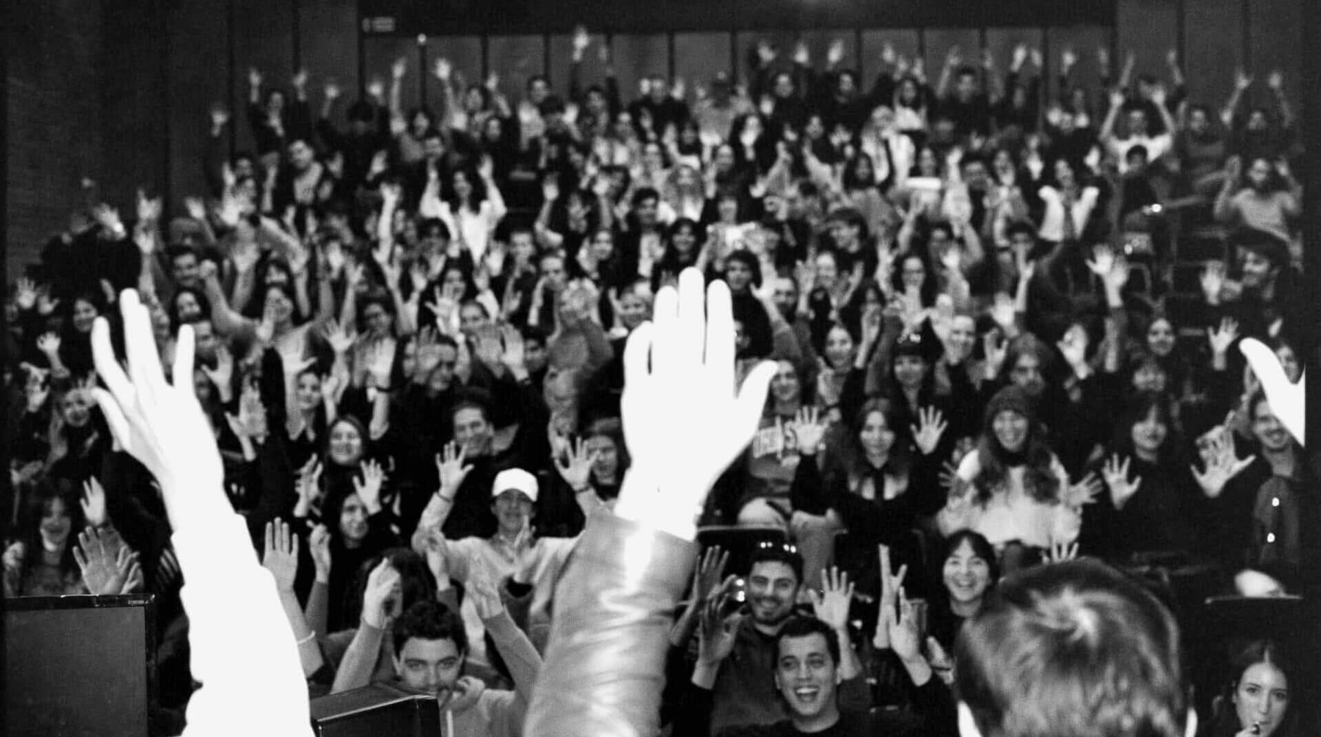 oblakoderportal's tweet card. Tri meseca blokade na Fakultetu dramskih umetnosti dokumentovana kroz objektive studenata