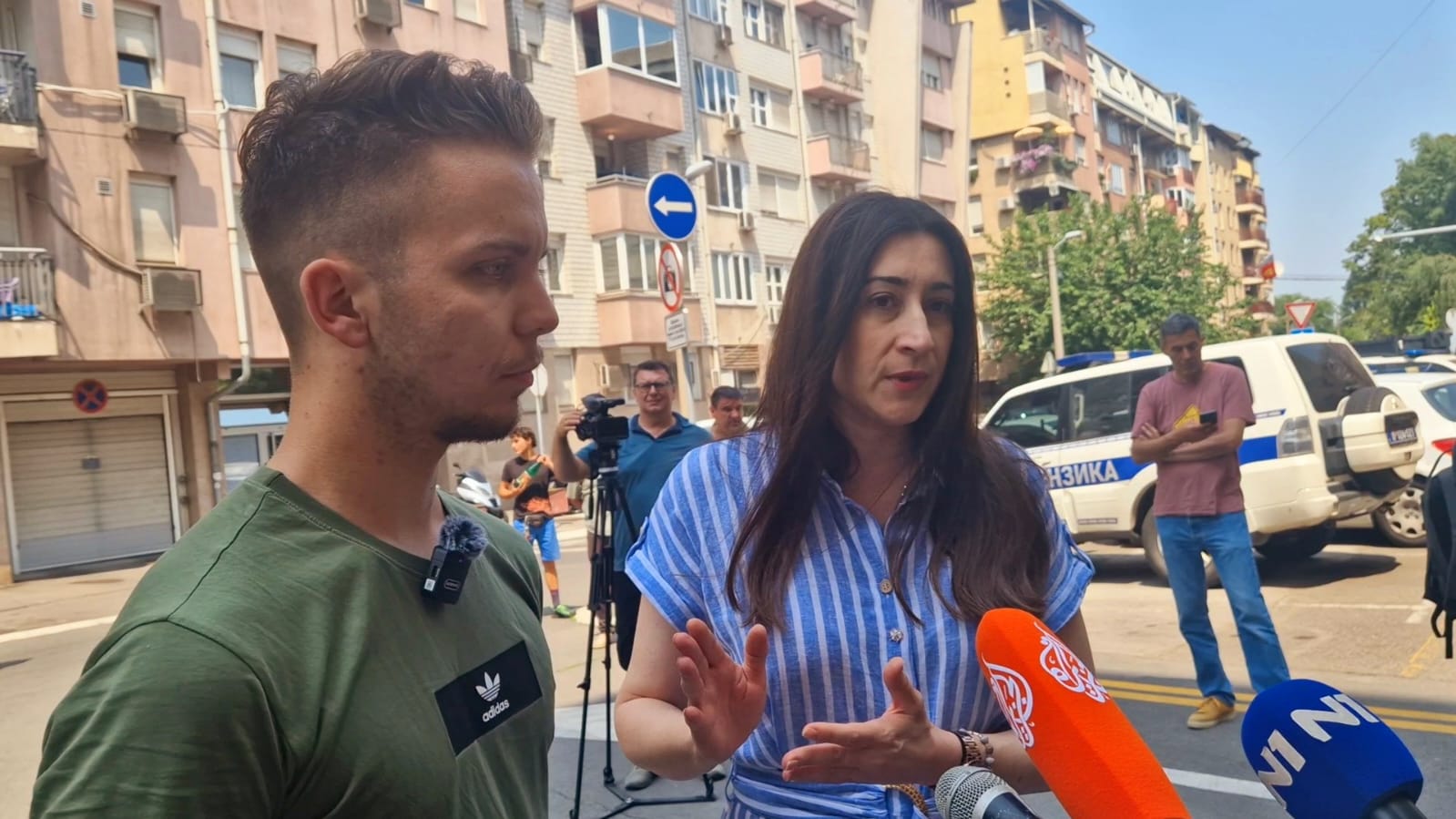 Raskrikavanje's tweet card. Policija je juče u okviru hapšenja velikog broja mladića zbog napada na Miloša Pavlovića u Studenjaku, privela i novinara portala Zoomer, Darka Gligorijevića. Po njega su došli u redakciju i rečeno...