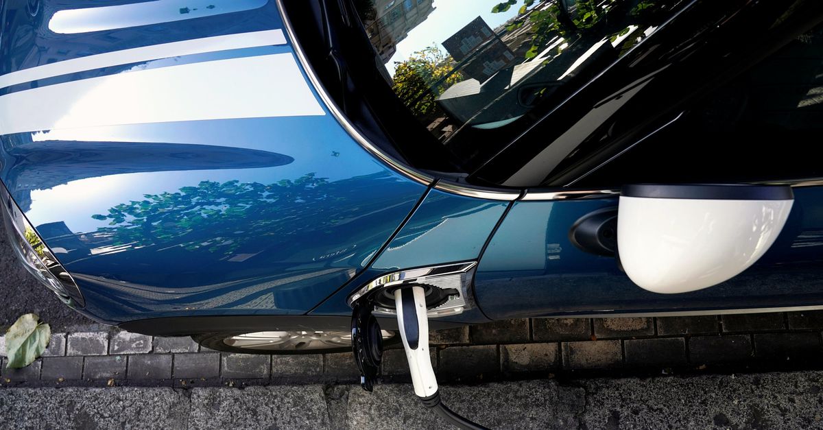 SpringAmsterdam's tweet card. Het is de bedoeling dat in 2030 alle nieuw verkocht auto’s elektrisch zijn, melden de NOS en RTL Nieuws.