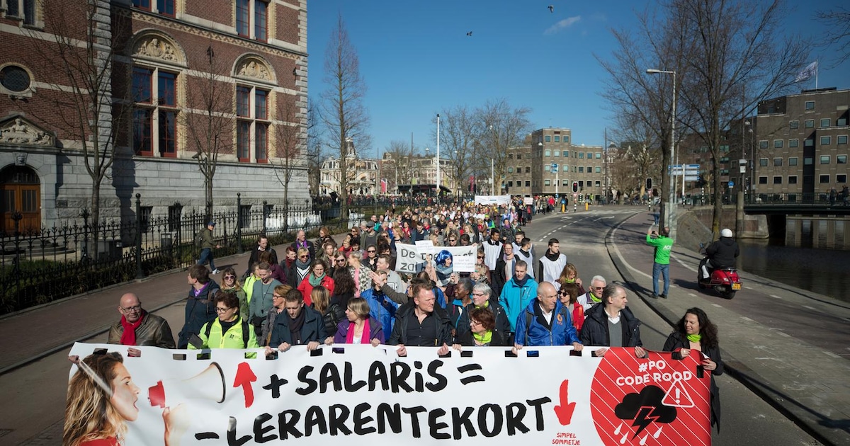 SpringAmsterdam's tweet card. Een bonus voor leraren die in Amsterdam lesgeven, minder lesuren en scholen sluiten die onder de opheffingsnorm zitten. Het zijn enkele van de oplossingen die een denktank voor het Amsterdamse...