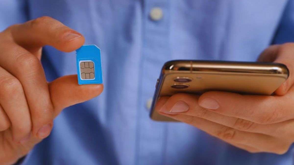 indiatvnews's tweet card. पिछले कुछ समय में साइबर अपराधी लोगों को ठगने के लिए नए-नए तरीके अपना रहे हैं। साइबर फ्रॉड में सिम कार्ड का भी जमकर इस्तेमाल किया जा रहा है। अब इसको लेकर DoT की तरफ से करोड़ों मोबाइल यूजर्स के लिए...