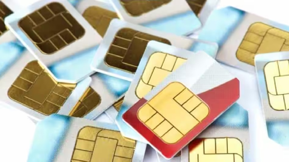 ZeeKannadaNews's tweet card. New SIM card rules: ಹೊಸ ಸಿಮ್ ಕಾರ್ಡ್ ನಿಯಮಗಳ ಪ್ರಕಾರ, ಯಾವುದೇ ಒಬ್ಬ ಬಳಕೆದಾರರ ಹೆಸರಿನಲ್ಲಿ 9ಕ್ಕೂ ಹೆಚ್ಚು ಸಿಮ್ ಕಾರ್ಡ್‌ಗಳನ್ನು ನೀಡಿದ್ದರೆ, ಅವರ ಮೊಬೈಲ್ ಸಂಖ್ಯೆಯನ್ನು ನಿರ್ಬಂಧಿಸಬಹುದು. ಈ ಬಗ್ಗೆ ಬಳಕೆದಾರರ ವಿರುದ್ಧ ದೂರಸಂಪರ್ಕ...