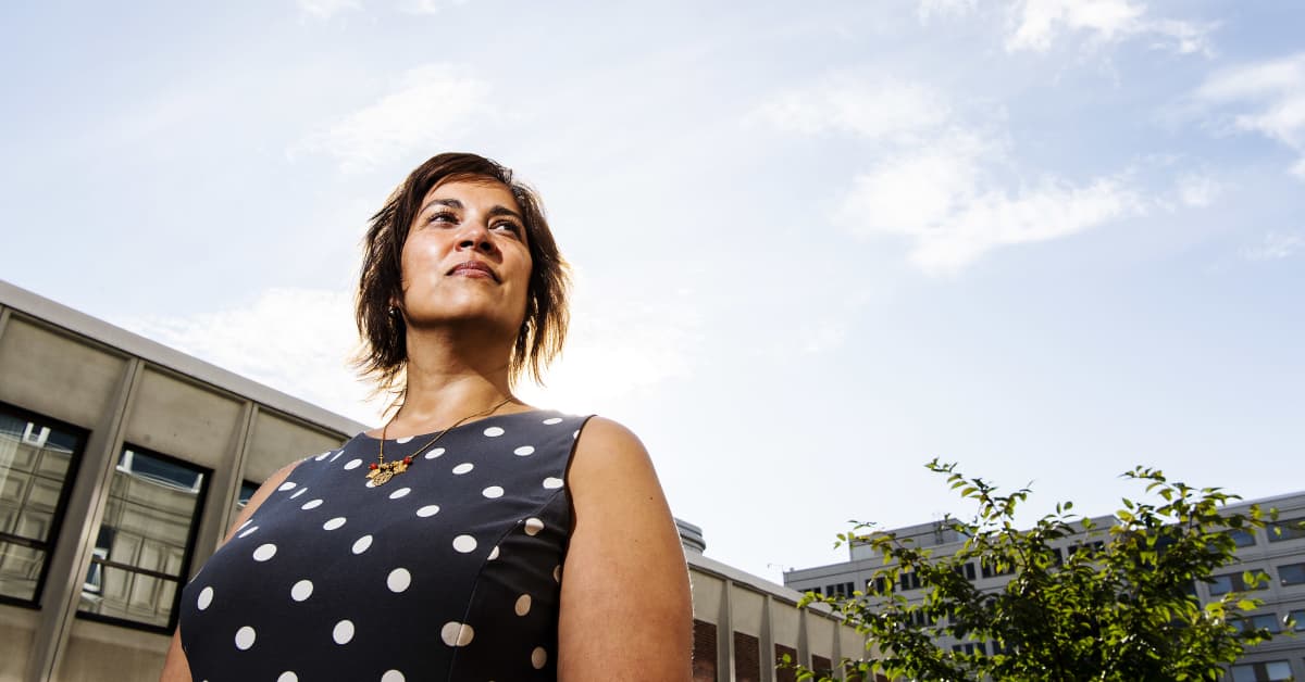 AVEKfi's tweet card. Kulttuurilta ollaan leikkaamassa 18,4 miljoonaa euroa. Kirjastoalalla leikkaukset nähdään moniäänisen kulttuurin tuhoamisena, koska ne osuvat muun muassa selkokirjallisuuteen ja ruotsinkieliseen...