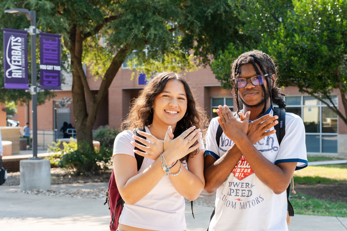 accdistrict's tweet card. En Español