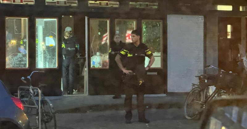 Politie zoekt naar persoon met mogelijk vuurwapen in Van Woustraat